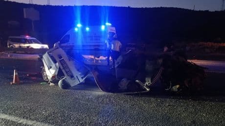 Bariyere çarpan otomobil ikiye ayrıldı: 1 kişi öldü, 1 kişi yaralandı