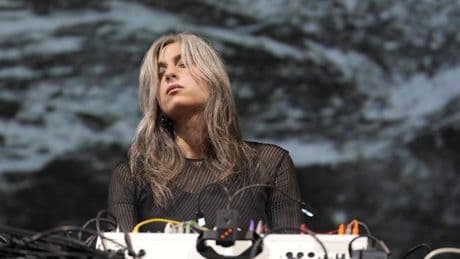 Una epopeya de ruido atonal a la hora del vermut: así se inaugura el Primavera Sound a 6 kilómetros del Fòrum