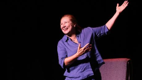 Notre critique de La Valise : un spectacle drôle et tendre sur la famille haute en couleurs de Sophie Forte