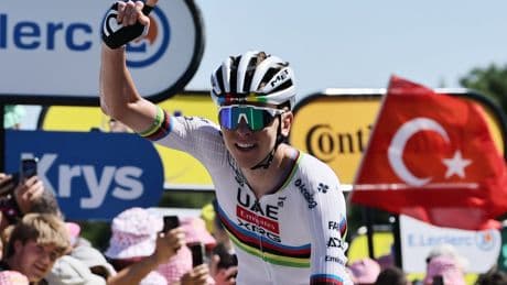 Tadej Pogacar vuelve a enfundarse el amarillo en el Tour tras otra victoria en el Muro de Bretaña