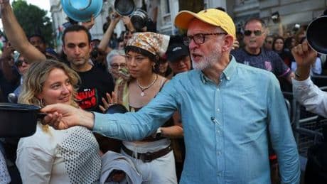 Royaume-Uni : Jeremy Corbyn s’inscrit dans les pas de Mélenchon avec son nouveau parti de gauche radicale