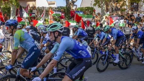 La Prensa extranjera subraya el caótico "final inédito" en la historia de las Vuelta