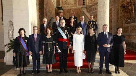 Las imágenes para la historia de la primera misa del papa León XIV: del saludo de Zelenski a Vance a la foto de familia de la delegación española