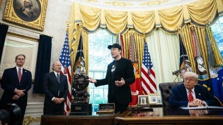 Trump attacca Musk e minaccia stop ai contratti. Elon: «Donald è nei file di Epstein». E lancia su X un sondaggio per un nuovo partito