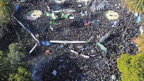 Cristina Kirchner desafía a la justicia y a Milei en una potente manifestación peronista