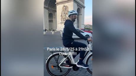 Djokovic pasea por París en bicicleta y es reconocido por una aficionada: "Te quiero"