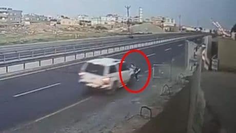 Yola kapan atan polise çarptı! İki kişi tutuklandı