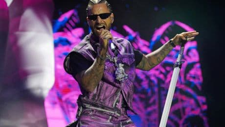 Maluma interrumpe uno de sus conciertos para regañar a una madre por ir con su bebé