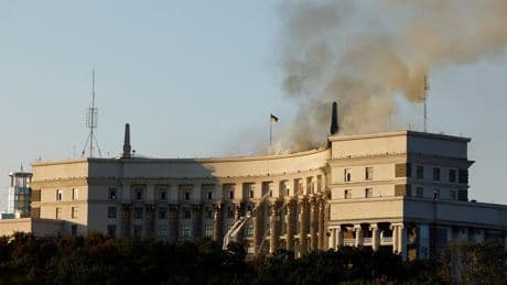 Un nuevo ataque ruso contra Kyiv alcanza por primera vez en la guerra un edificio del Gobierno
