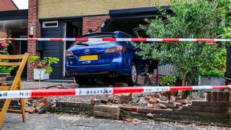 Vader laat dochter (11) rijden: auto rijdt woning in Hengelo binnen