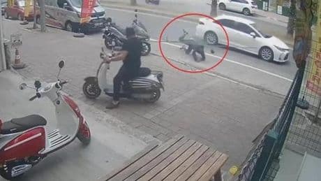 Omzunda su borularıyla yürüyordu takla atarak yere düştü! İnanılmaz kaza