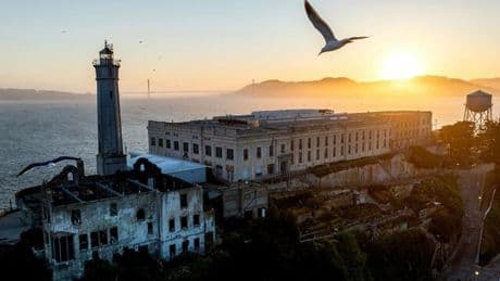 GEO Group, CoreCivic: Wie Trumps Alcatraz-Fantasien Gefängnisaktien beflügeln