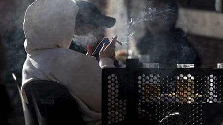 Las nuevas sanciones de la ley antitabaco: los padres asumirán la multa del hijo que fume o vapee