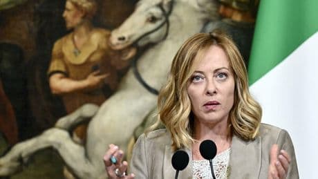 Ucraina, telefonata Meloni-Trump: «Conta la pace, non la sede». Poi la premier sente i Volenterosi su Whatsapp