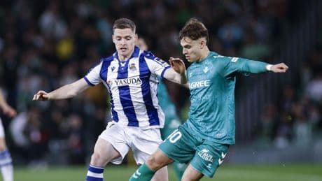 Ángel Ortiz firma su renovación con el Betis