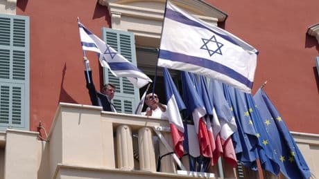 France: la justice tranche sur les drapeaux en mairies, mais la polémique demeure