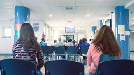Liste d’attesa, fino a un anno per mammografia e colonscopia ma sulle urgenze quasi «ci siamo»
