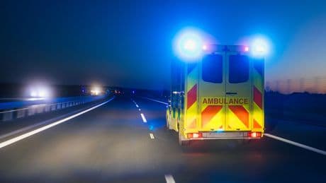 Refus d’obtempérer, contre-sens : un véhicule percute la voiture d’un jeune homme dans le Vaucluse et entraîne sa mort