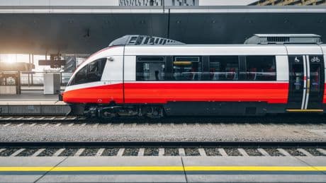 Autriche : en pleine pause cigarette, un homme s’accroche à son train qu’il voit partir sans lui