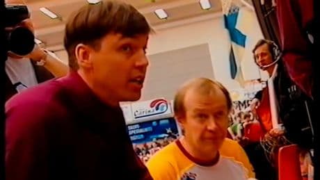 Heute sehen Sie ihn im Topspiel LIVE bei BILD.de - Erkennen Sie diesen Basketball-Star?
