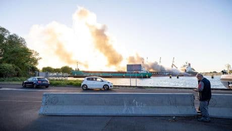 Brand in schip in Amsterdamse haven nog niet geblust