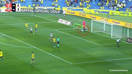 El increíble fallo de Sadiq a puerta vacía y la respuesta del Valencia al analista arbitral Pável Fernández: &quot;Cabeza… y respeto&quot;
