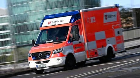 Beim Schließen ihres Helms: 58-Jährige stürzt kopfüber mit Fahrrad - schwer verletzt