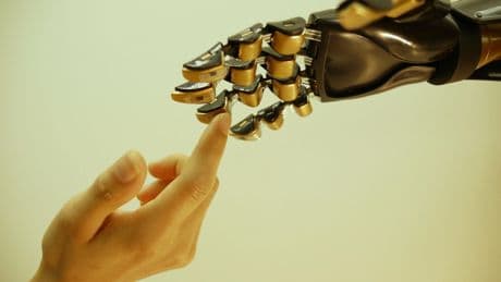 Una mano robótica para resolver el misterio de por qué te ríes cuando te hacen cosquillas