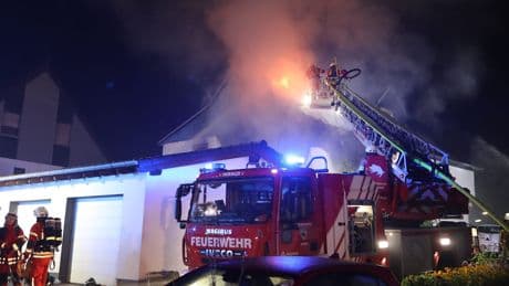 Ein Opfer liegt noch in Ruine - Zwei Menschen sterben bei Brand in Einfamilienhaus