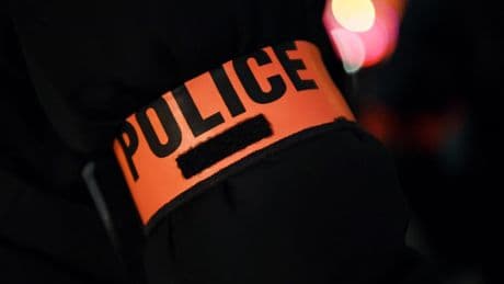 Mantes-la-Jolie : des policiers attaqués par une quarantaine d’individus après un vol de moto