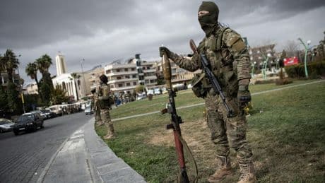 Syrie : Trump révoque le statut d’« organisation terroriste étrangère » du groupe islamiste HTC
