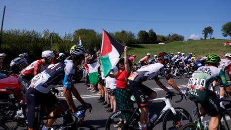 Otra protesta contra Israel interrumpe la fuga de la Vuelta camino al Angliru