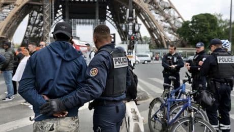 Paris:  opération de police contre les vendeurs à la sauvette de crêpes près de la Tour Eiffel, 25kg détruits