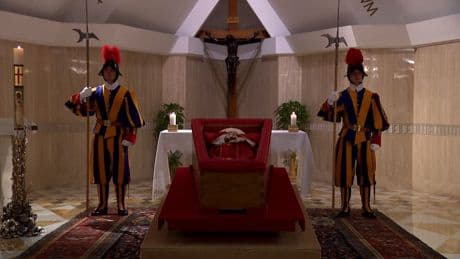 Papst Franziskus aufgebahrt - Schlichter Holzsarg statt Gold und Prunk