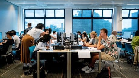 Terwijl klasgenoten al vakantie vieren, werken deze scholieren weer aan hun profielwerkstuk, om tóch een diploma te halen