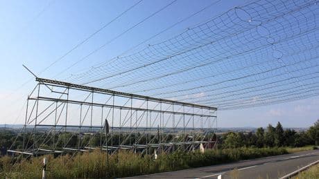 Zum Schutz: Ohne diese Netze über der Straße wäre es zu gefährlich
