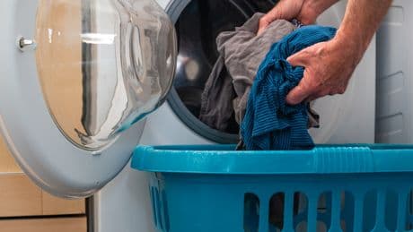 Überall Taschentuch-Fusseln: So bekommen Sie Ihre Kleidung wieder sauber