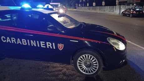 Napoli, 15enne accoltellato durante una lite in una partita di calcio: «Frà che hai fatto?». Lite per le offese al fratello, il giovane è grave
