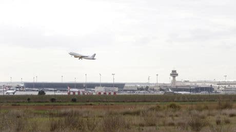 Detenido un anciano con andador tras robar a una turista en el aeropuerto de Palma