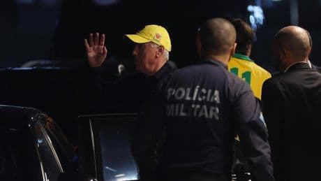 Ancelotti aterriza en Brasil y le recibe... ¡solo un aficionado!