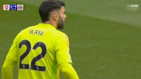 ‘Looks like lost property’ – Arsenal star David Raya forced into bizarre kit change before Brentford clash