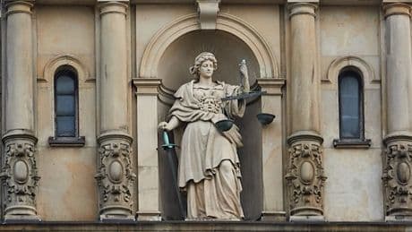 Fast täglich geschlagen und getreten – lange Haft für jahrelange Misshandlung zweier Frauen