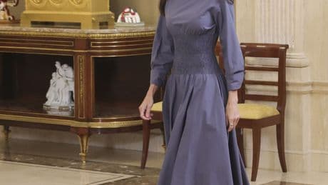 La reina Letizia rescata un original vestido de firma española que realza su figura