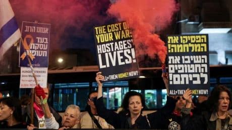 Benyamin Nétanyahou veut poursuivre la guerre à Gaza, les familles d’otages en colère