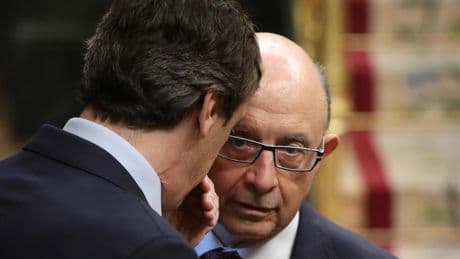 Eléctricas, bancos y tabacaleras pagaron al exdespacho de Montoro