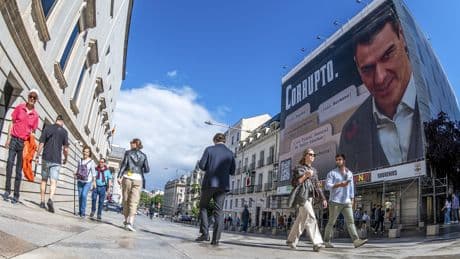 Almeida estalla contra Vox por sus &quot;mentiras&quot; sobre la lona de Sánchez que un juez ordenó retirar