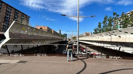 Un policía fuera de servicio evita que una joven se arroje al vacío de un puente de Barcelona