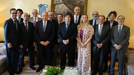 Milei concluye su gira por España con una reunión con varios empresarios españoles en la Embajada argentina