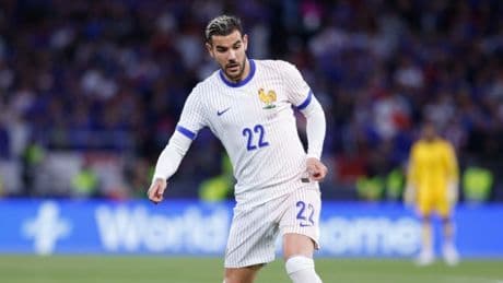 Theo Hernandez'den sürpriz imza