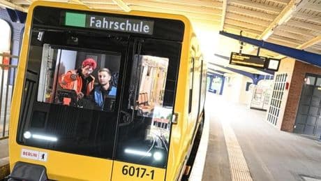 Warum Berlins neue U-Bahnen noch leer durch die Stadt fahren